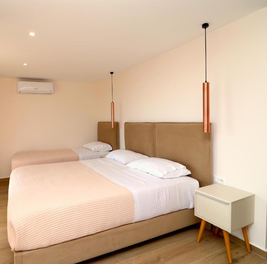 Fegi Rooms Himare Bagian luar foto