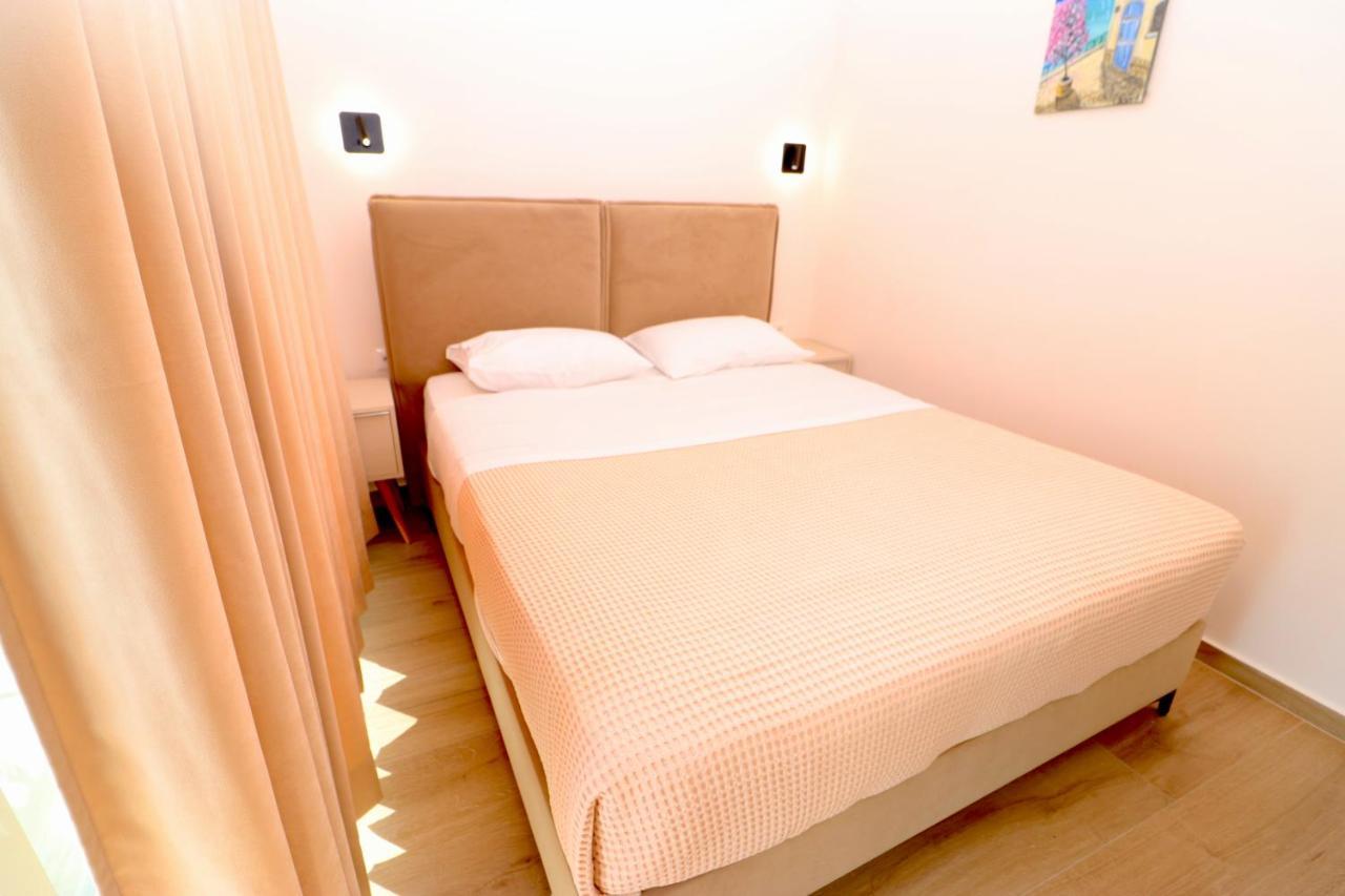 Fegi Rooms Himare Bagian luar foto