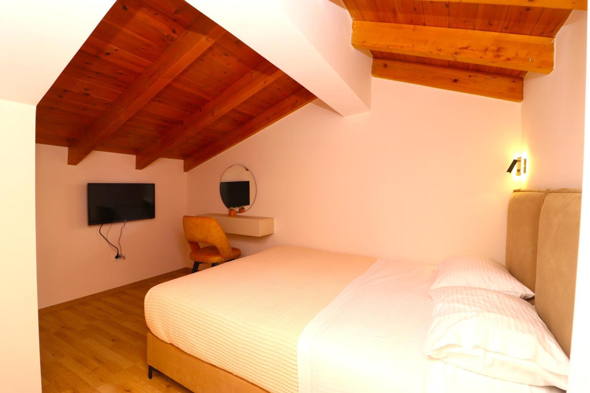 Fegi Rooms Himare Bagian luar foto