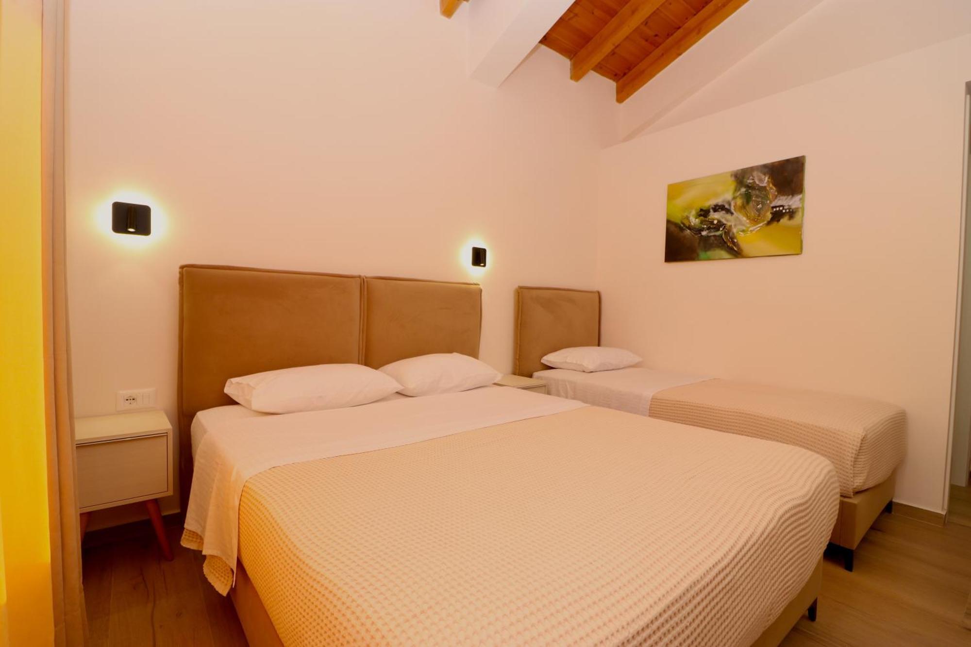 Fegi Rooms Himare Bagian luar foto