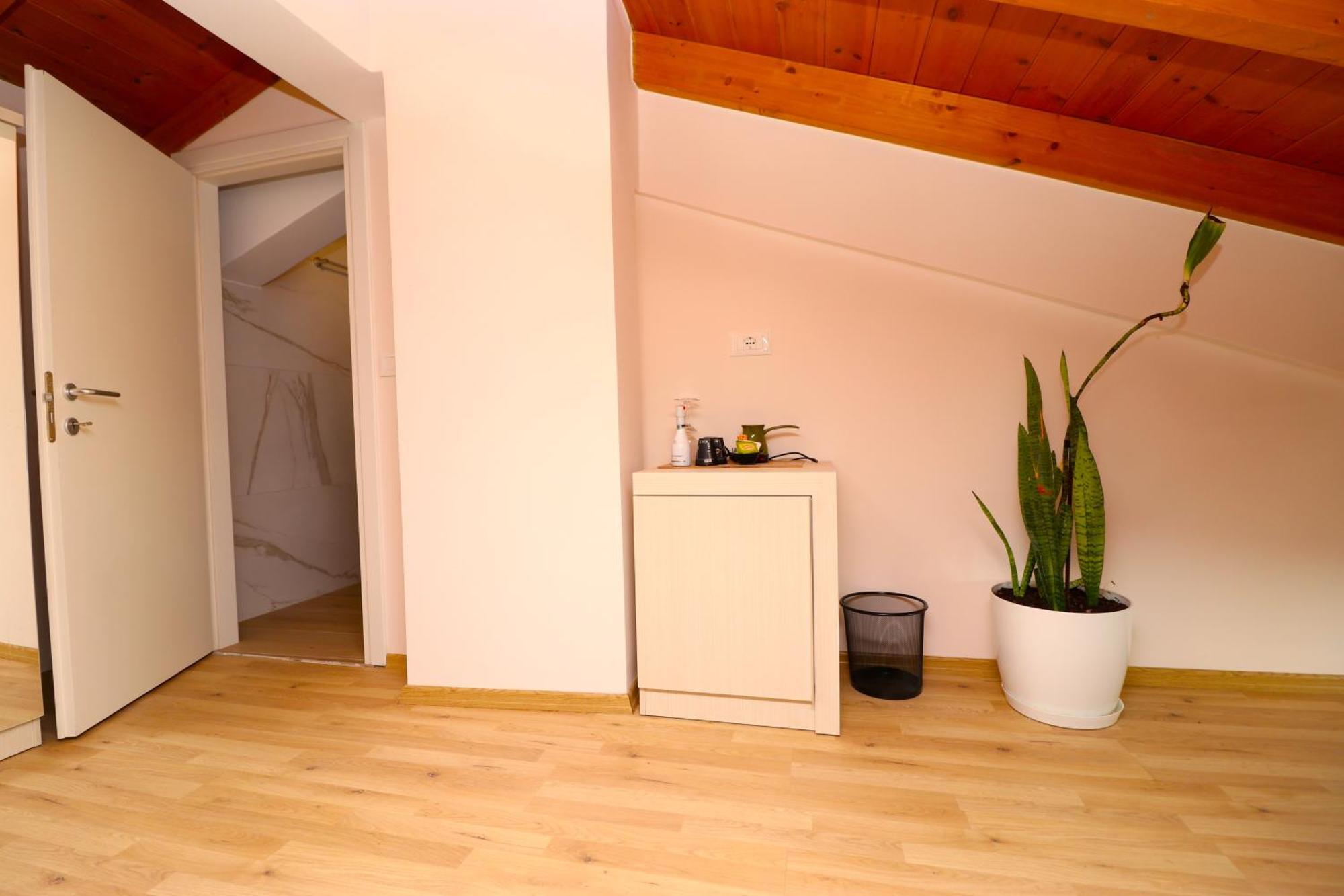 Fegi Rooms Himare Bagian luar foto