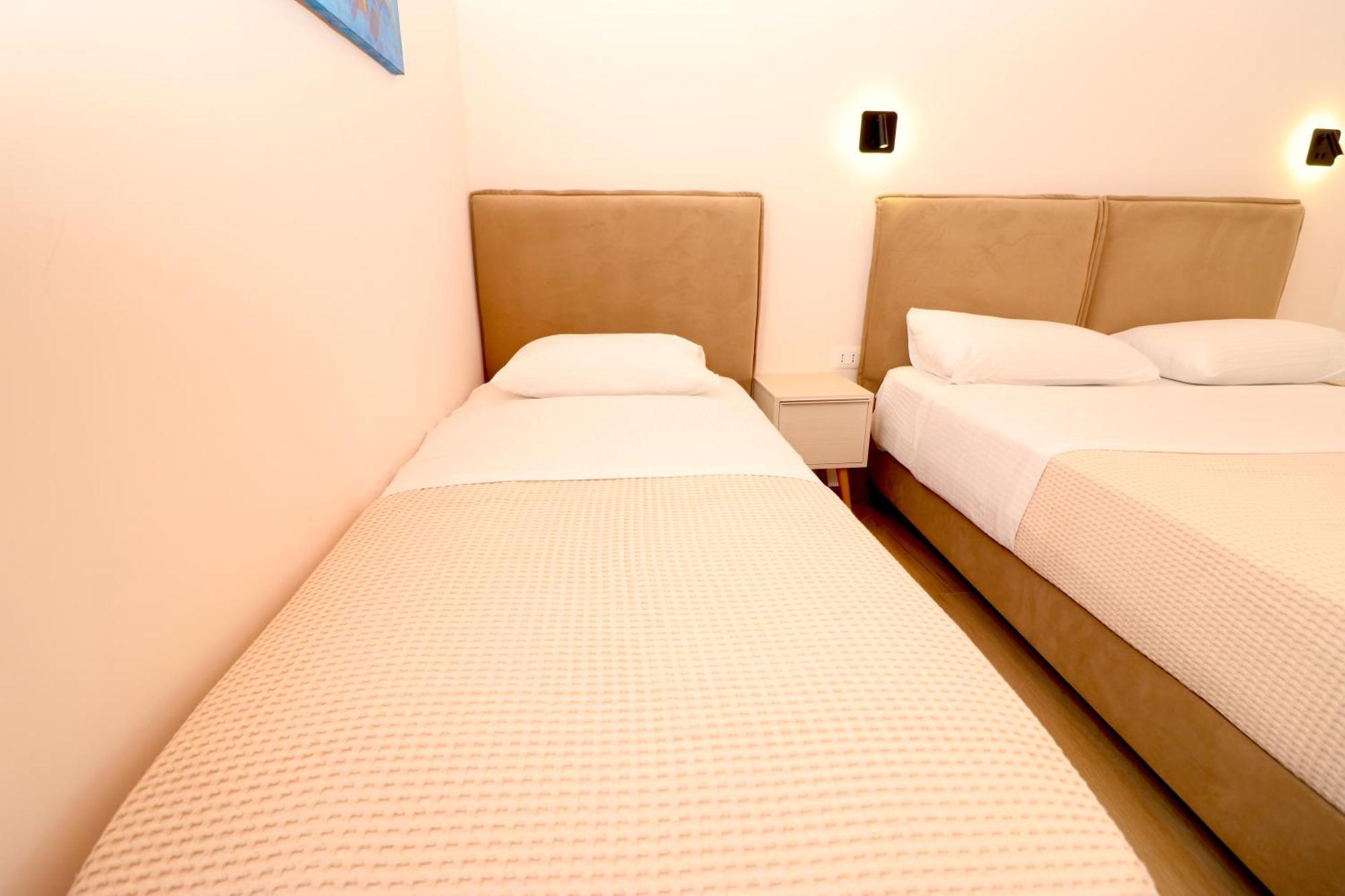 Fegi Rooms Himare Bagian luar foto