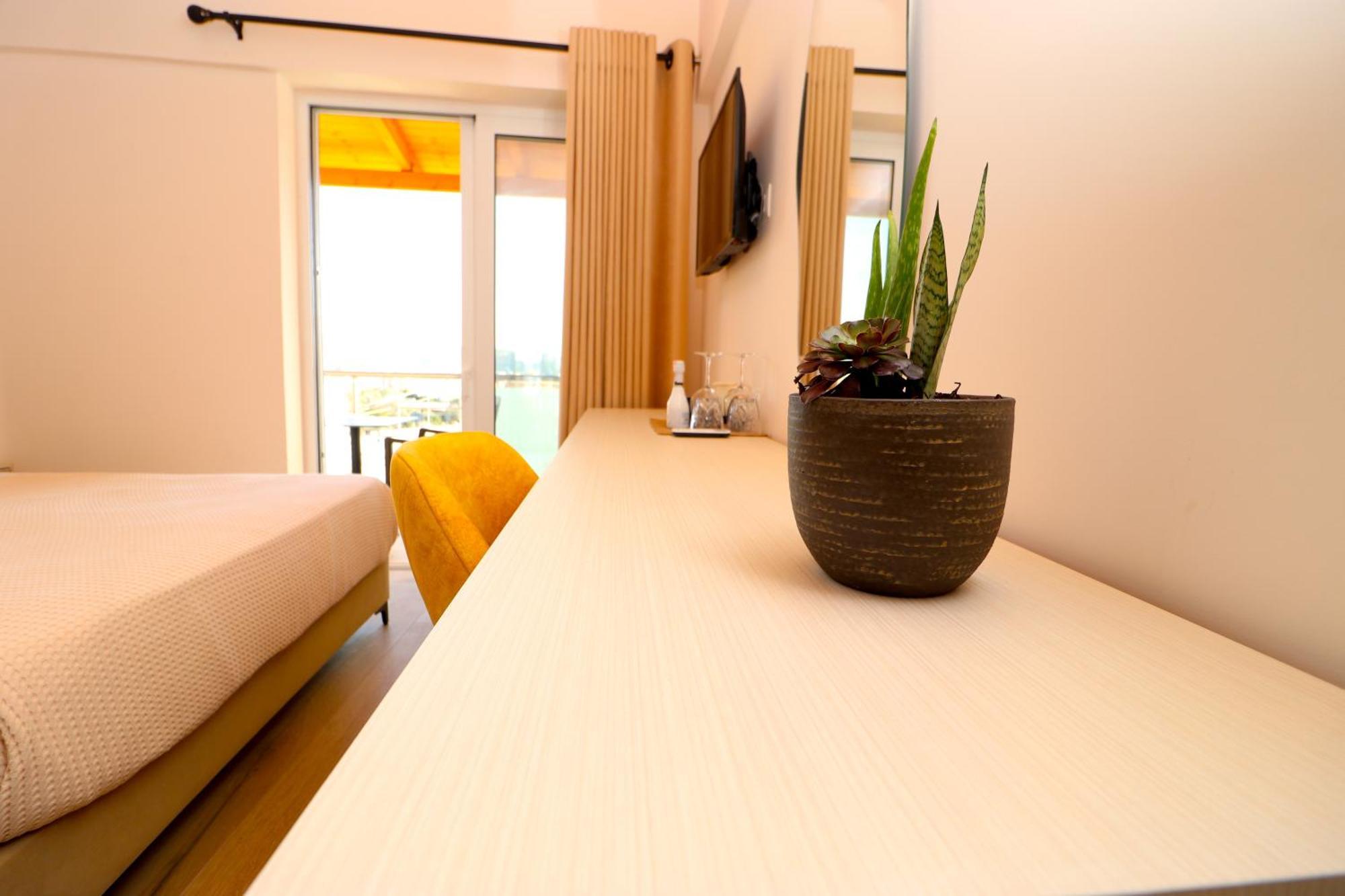 Fegi Rooms Himare Bagian luar foto