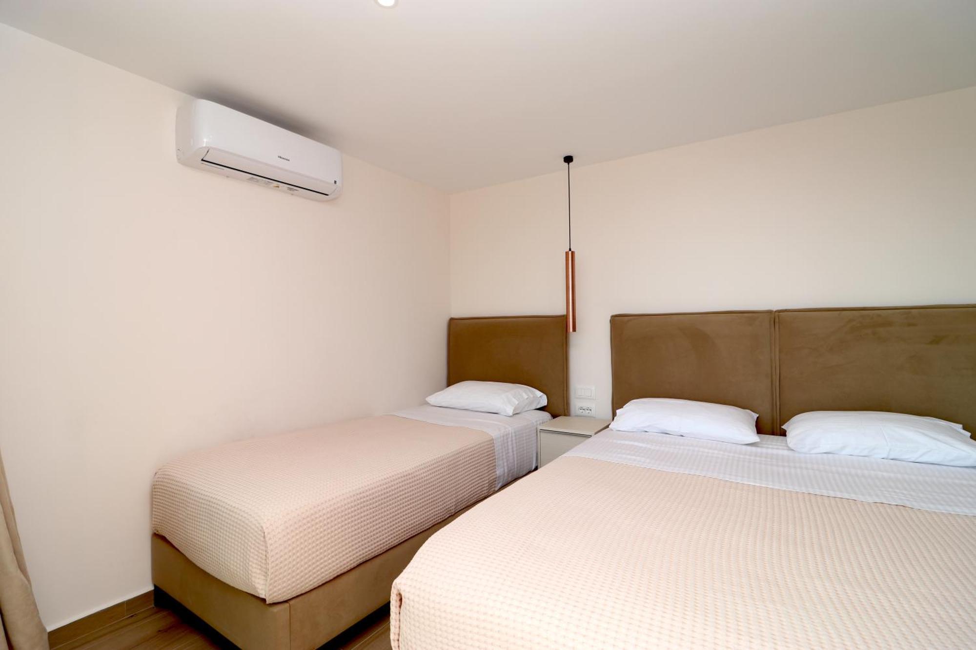 Fegi Rooms Himare Bagian luar foto