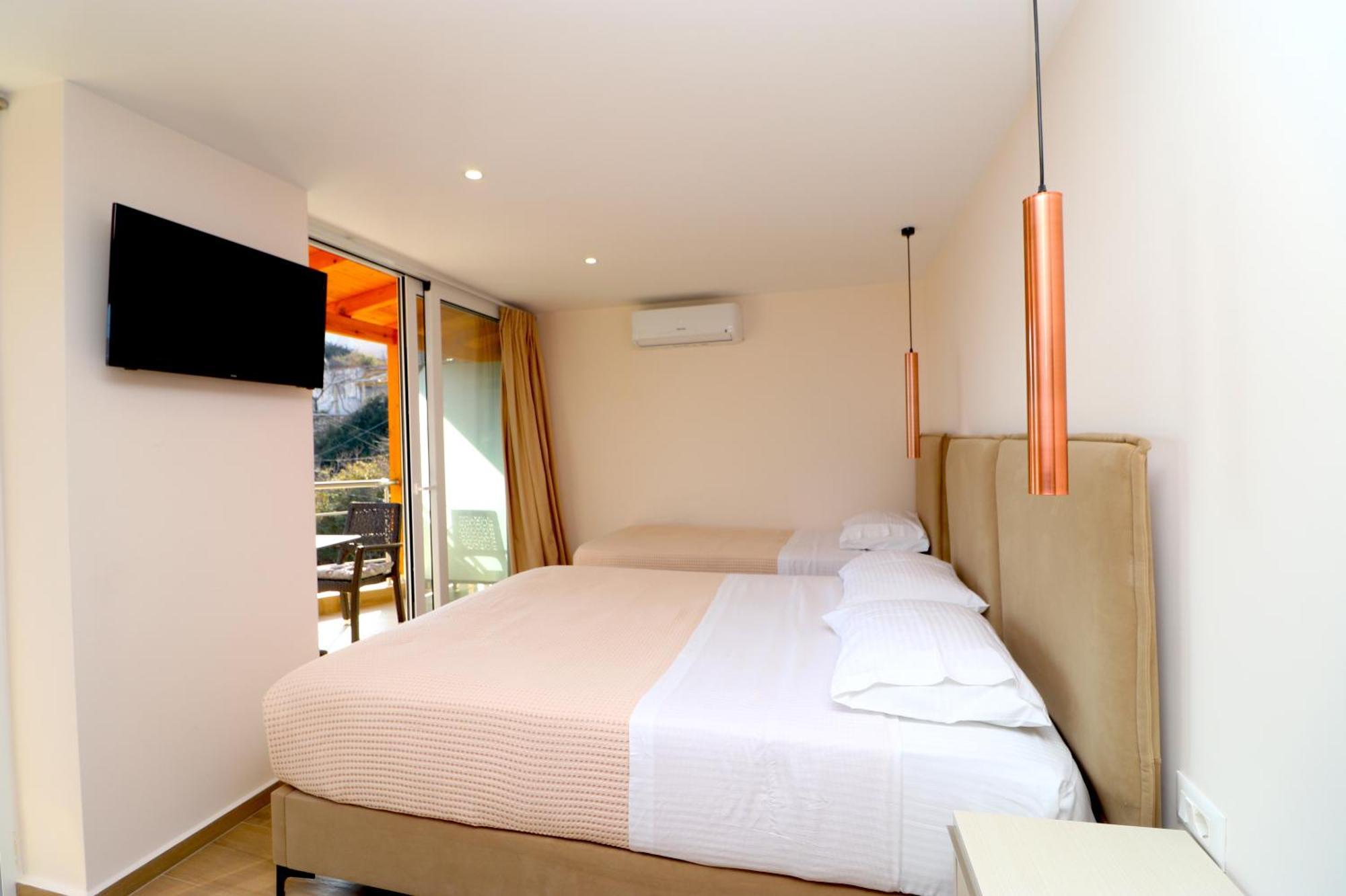 Fegi Rooms Himare Bagian luar foto
